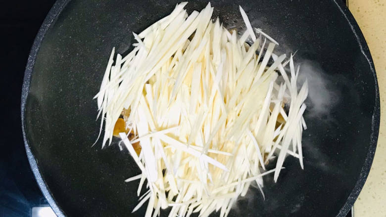 蒜香茭白,加入茭白丝,翻炒均匀