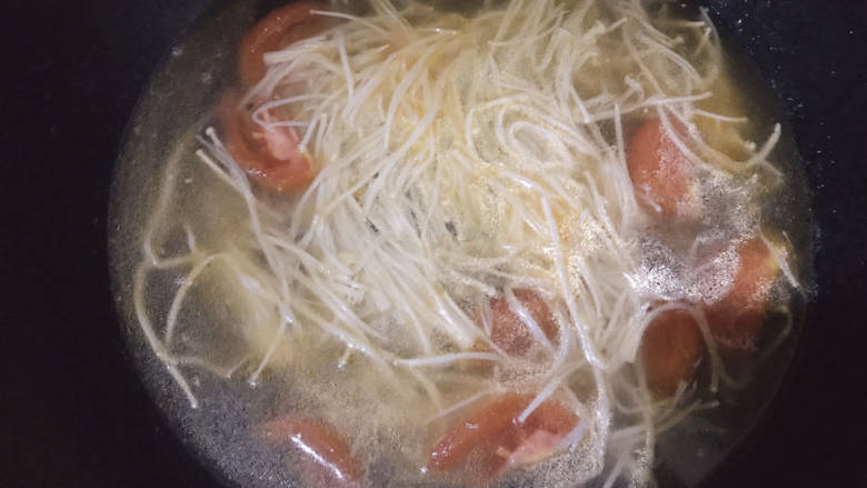 金针菇番茄汤,加入适量温水,煮5分钟左右