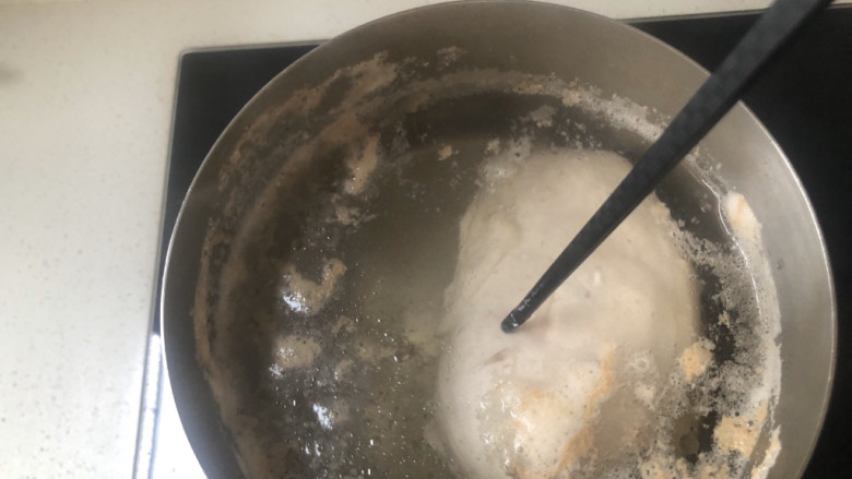 椒麻手撕鸡,开锅鸡肉变色可以用筷子扎几个眼,让里面充分受热煮熟。