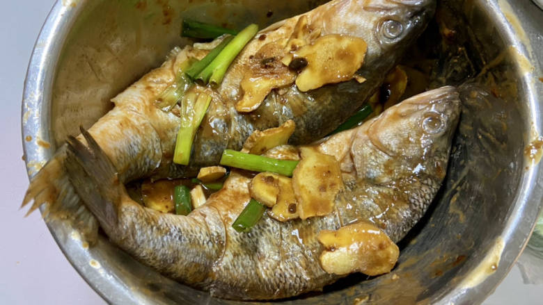 黄豆酱蒸鲈鱼,鱼身里外都抓拌均匀,腌制10分钟