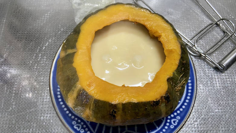 南瓜蒸蛋,时间到取出南瓜,撕去保鲜膜