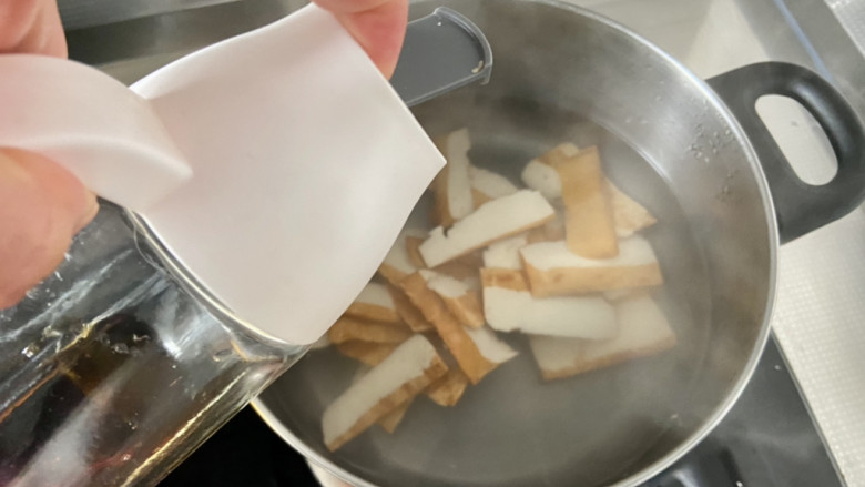 豆干炒腊肉➕豆干蒜苗炒腊肉,坐锅烧水,水开下豆腐干,加入少许<a style='color:red;display:inline-block;' href='/shicai/ 718'>料酒</a>少许食盐,炖煮3分钟捞出备用