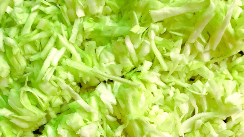 包菜猪肉饺子,切碎