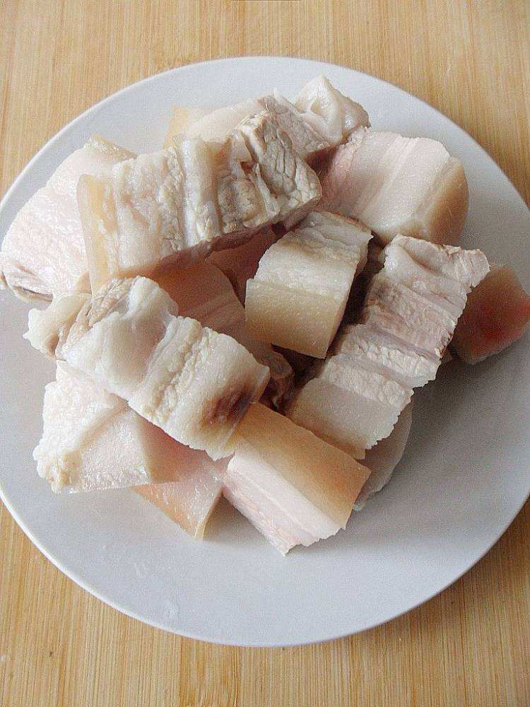 鹌鹑蛋红烧肉,先将五花肉焯水,捞出控干水分。