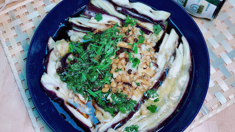 凉拌蒸茄子,拌一拌,清爽吃起来。