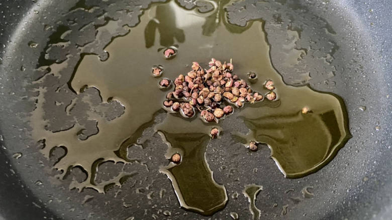 椒盐豆腐,开始下锅:煎豆腐的锅留底油,下花椒,小火煸香,盛出花椒