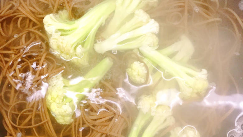 羊肉荞麦面,放入<a style='color:red;display:inline-block;' href='/shicai/ 63'>菜花</a>(可以换成喜欢的青菜)