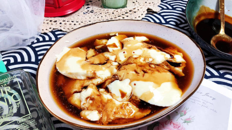 红糖豆腐脑,这款豆腐脑,做法简单,豆腐脑滑嫩香甜,夏日早晨来上一碗,舒服又开胃,喜欢的小可爱一起来试试吧😄