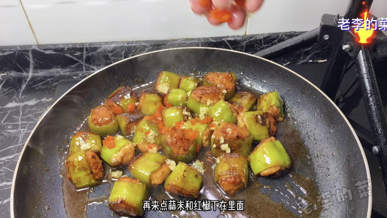 简单又好吃的尖椒酿制作教程,撒上蒜末