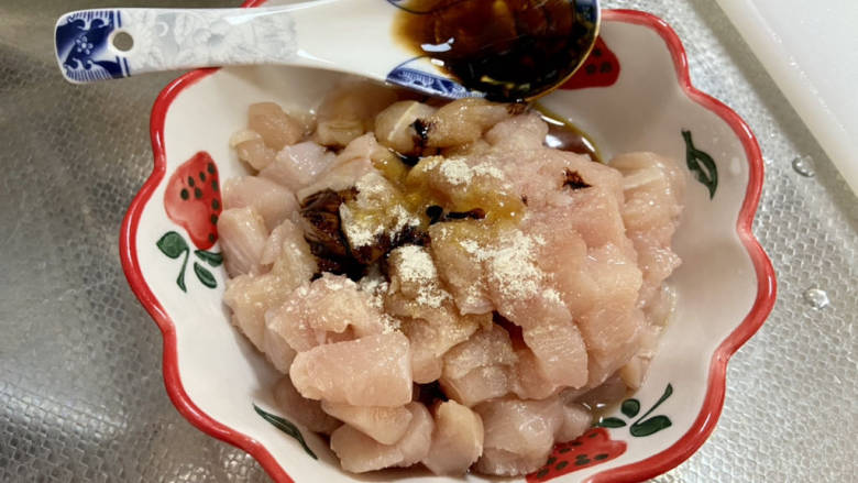 小炒鸡脯肉➕蒜苔小炒鸡胸肉,加入一汤匙料酒,半汤匙<a style='color:red;display:inline-block;' href='/shicai/ 788'>生抽</a>,一茶匙蚝油,半茶匙鸡汁,少许白胡椒粉,一点食盐,抓拌均匀,鸡肉表面起粘