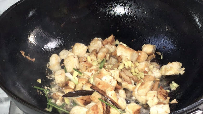 豆腐卤面,放入葱姜,炒香