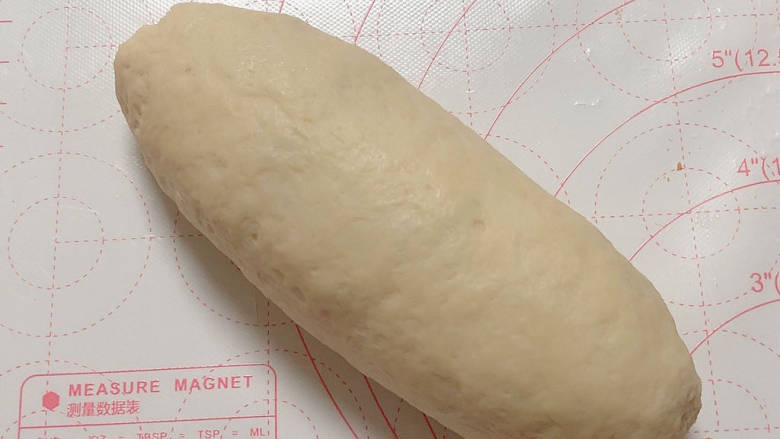 肉松牛角包,将面从一头卷起,最后面接口处捏起,不要裂开。