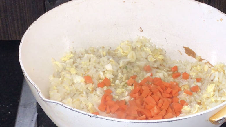 酸豇豆蛋炒饭,加入胡萝卜炒熟,再一起翻炒均匀