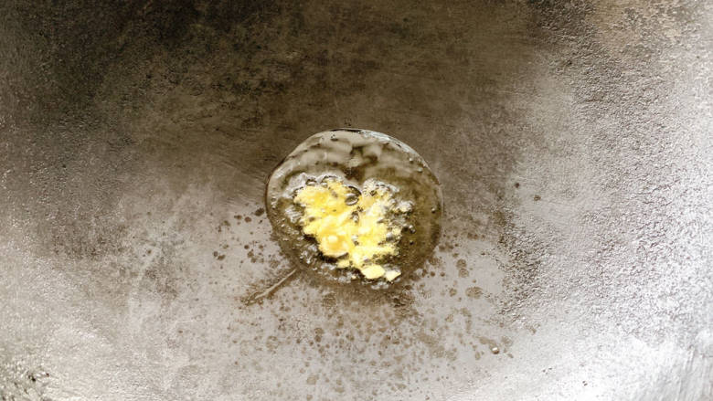 皮蛋炒青椒,锅烧热油,加入蒜沫爆炒出香味