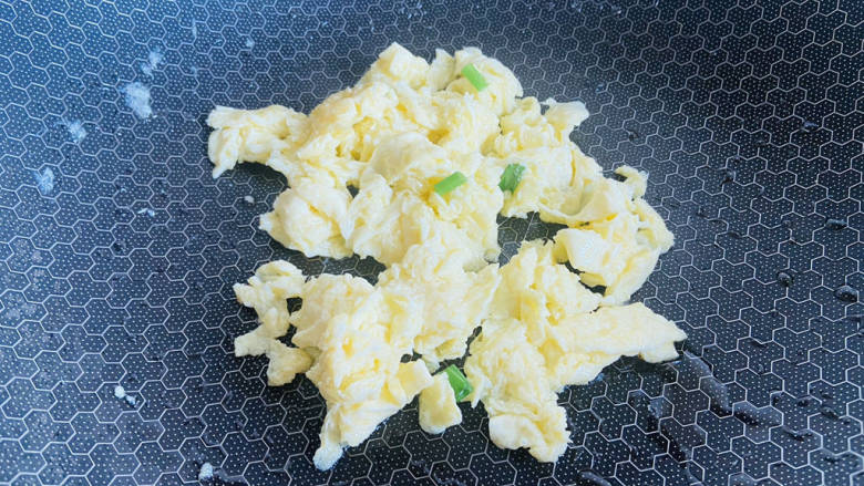 玉米虾仁蛋炒饭,炒熟,盛入碗中备用
