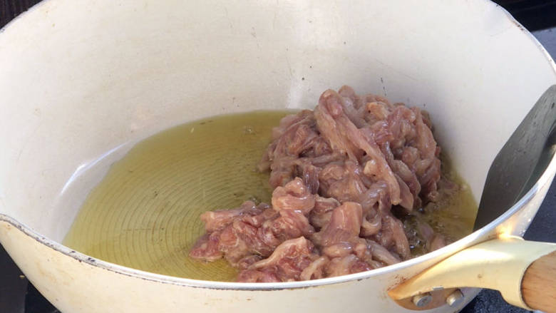鱼香肉丝,再起锅热油，放入瘦肉炒至断生