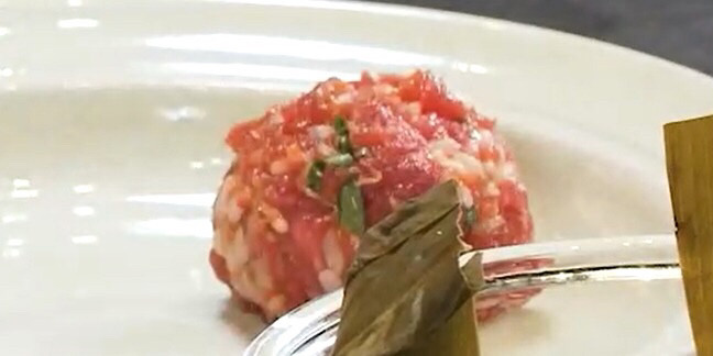 意大利创新菜|油炸米团子 Arancino,去壳的鹌鹑蛋包在糯米饭中,搓成圆球.过三关.