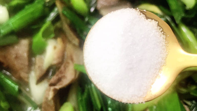 蒜苗炒牛肉,放盐