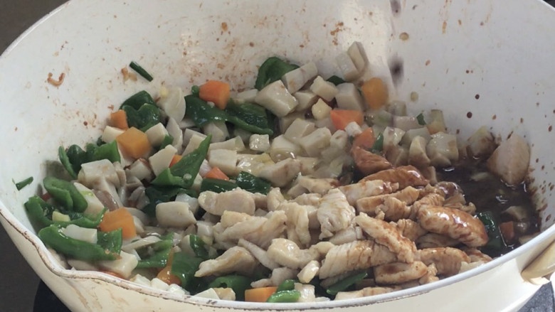 杏鲍菇炒鸡丁,倒入调好的料汁,翻炒均匀至入味