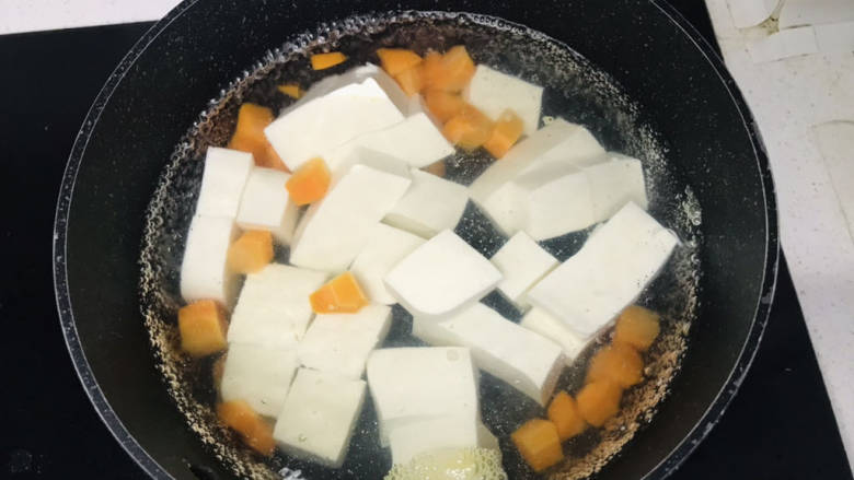 豆腐蛋花汤,再加入豆腐煮3分钟;