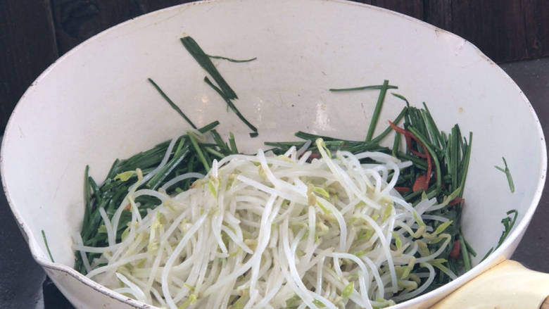 韭菜豆芽炒粉丝,加入豆芽翻炒均匀