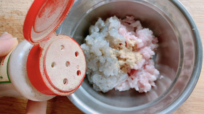 海鲜小馄饨,加入肉沫中,加少许胡椒粉去腥