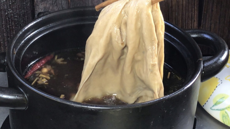 卤豆腐皮,30分钟后,取出豆腐皮,沥干水分