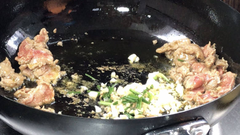 滑蛋牛肉,加入葱姜蒜炒香,再同牛肉一起炒匀