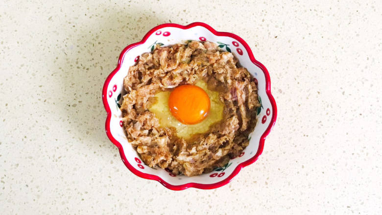 鹌鹑蛋蒸肉末,装入盘中,中间打入一个<a style='color:red;display:inline-block;' href='/shicai/ 12'>鹌鹑蛋</a>