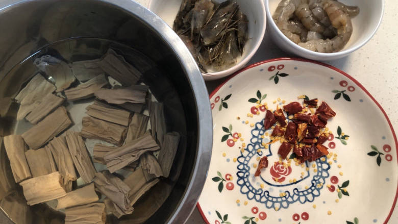腐竹炒虾仁,全部食材,红辣椒剪成小段,腐竹泡软后可切成更小段。