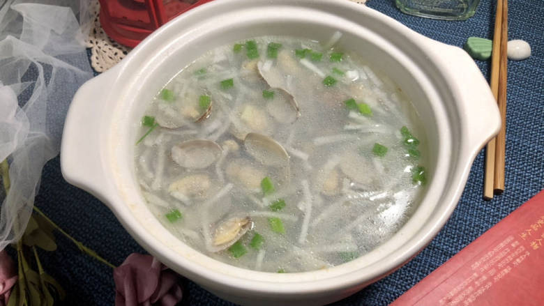 萝卜蛤蜊汤➕白萝卜蛤蜊汤,出锅撒少许葱末即可