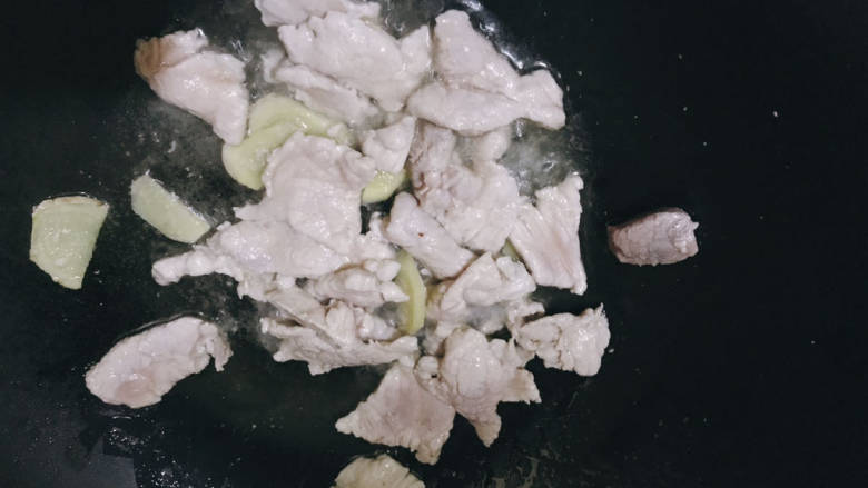 香菇肉片煲,倒入肉片,炒至变白