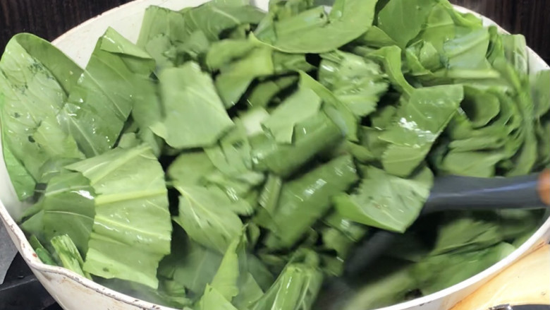 香菇炒小白菜,加入菜叶,翻炒均匀至断生