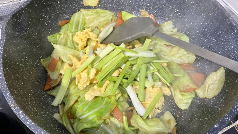 包菜胡萝卜炒鸡蛋,加入鸡蛋蒜苗,中火翻炒均匀