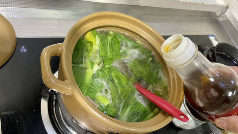 青菜猪肝汤,关火,滴几滴<a style='color:red;display:inline-block;' href='/shicai/ 847'>香油</a>