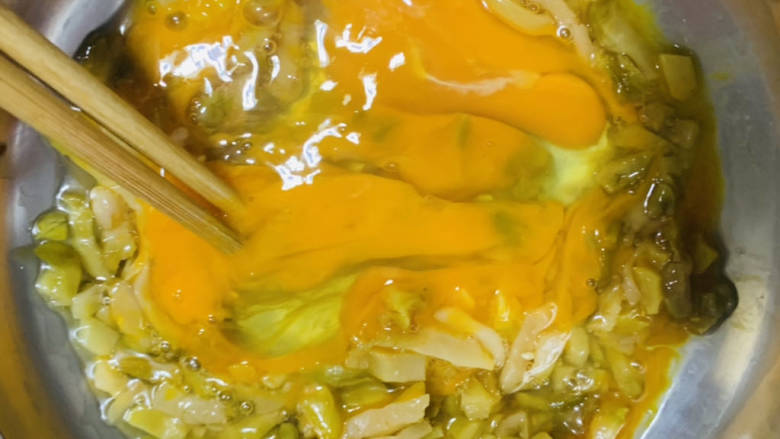 快手榨菜蛋饼,放入盆里加入鸡蛋打散。