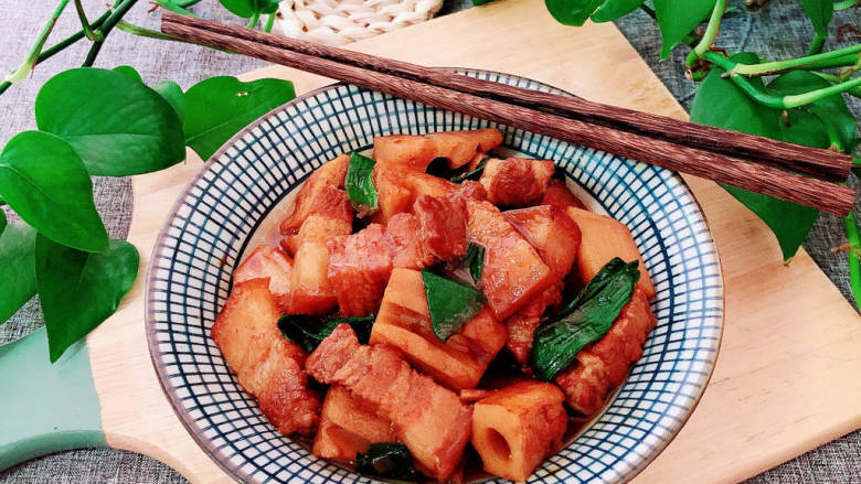 五花肉焖莲藕,咸香美味的五花肉焖莲藕上桌了!