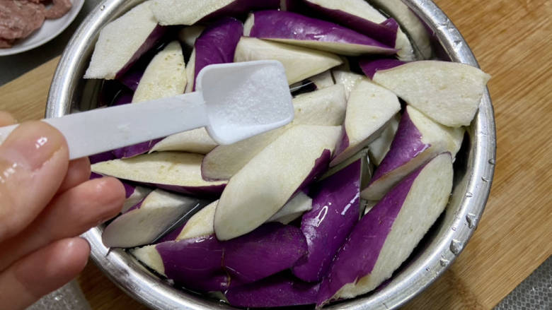 鱼香茄子盖饭,加入少许食盐,清水浸泡10分钟