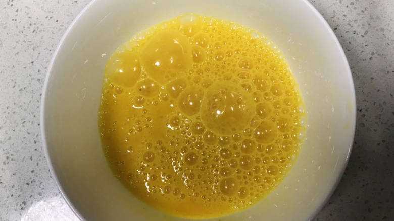 豆腐蛋花汤,充分打散鸡蛋液;