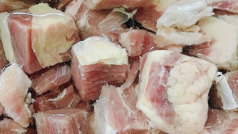 牛腩焖土豆,冲洗几次去掉血水