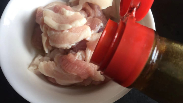 香菇肉片煲,装碗中加入料酒,<a style='color:red;display:inline-block;' href='/shicai/ 788'>生抽</a>,调拌均匀