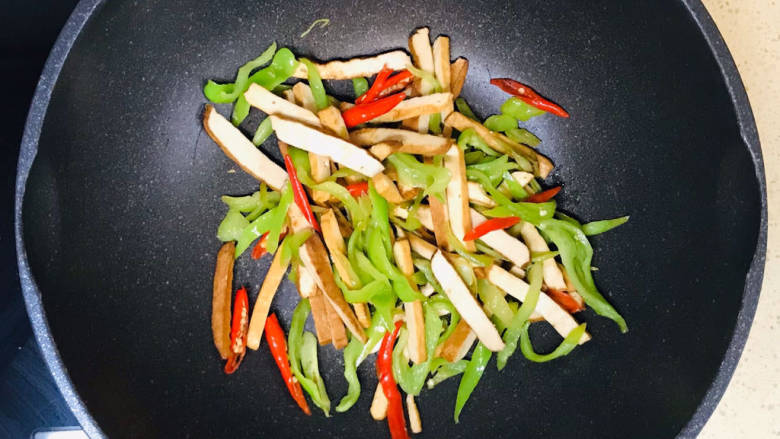 双椒豆干,翻拌均匀,就可以关火起锅了