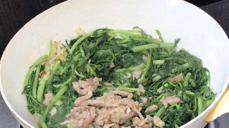 茼蒿炒肉丝,放入瘦肉,炒匀