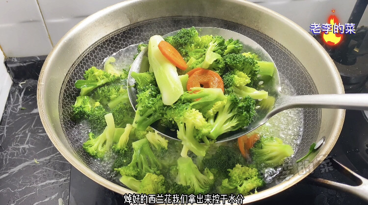 年夜饭寓意菜发财树,焯熟的西兰花捞出控水