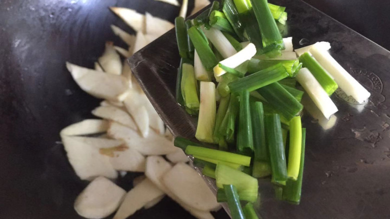蒜香茭白,下入葱花