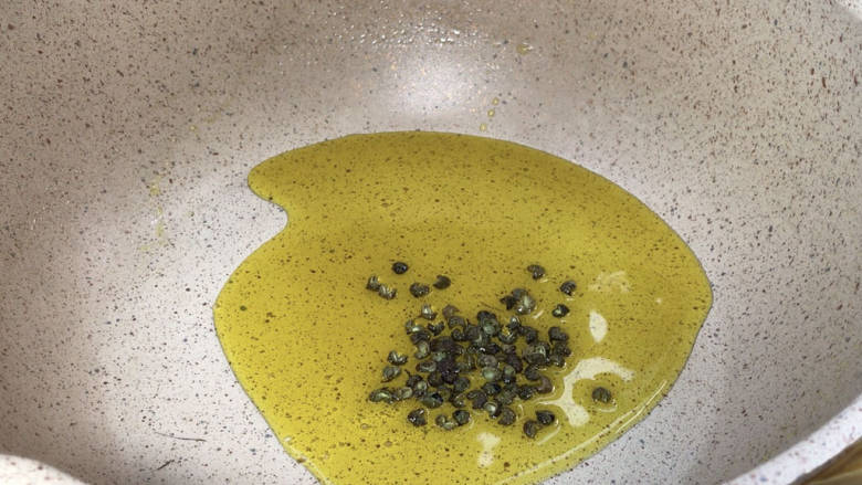荷兰豆藕片,再起锅热油,放入青花椒炒香