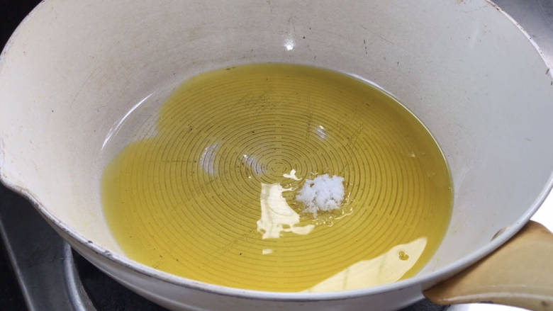 煎酿豆腐,起锅热油,放入少许盐,炒匀