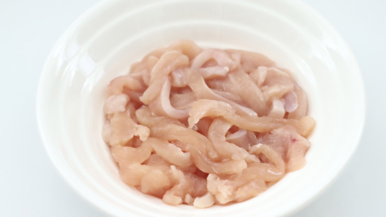 小炒鸡脯肉,<a style='color:red;display:inline-block;' href='/shicai/ 101'>鸡胸肉</a>洗净后切粗条,放入碗中。