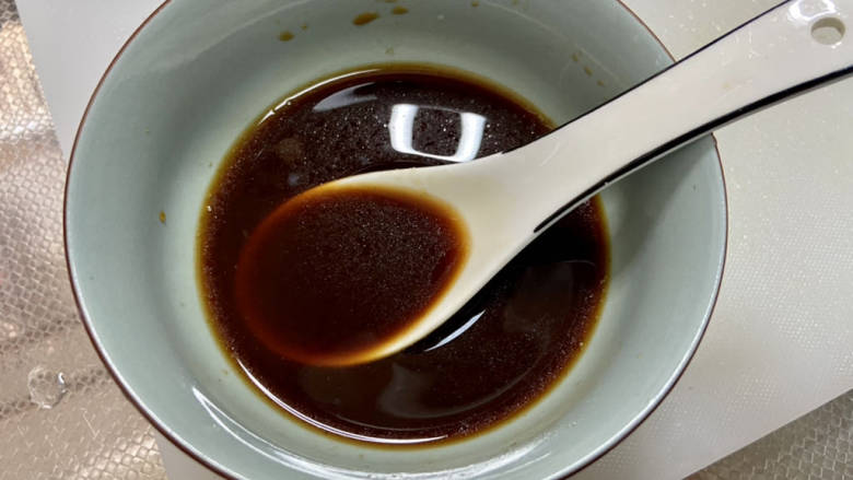 醋溜木须肉,准备调味汁:一汤匙料酒,两汤匙生抽,一点老抽调色,三汤匙香醋,一茶匙白糖,两汤匙水淀粉,拌匀,再根据自己口味补充少许食盐,搅拌均匀备用