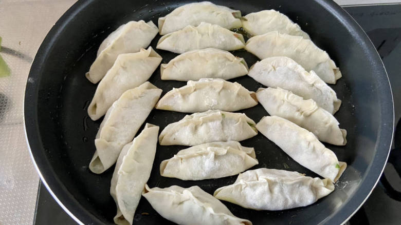 牛肉锅贴➕牛肉芹菜锅贴,平底锅加热,刷一层食用油,摆入生煎,